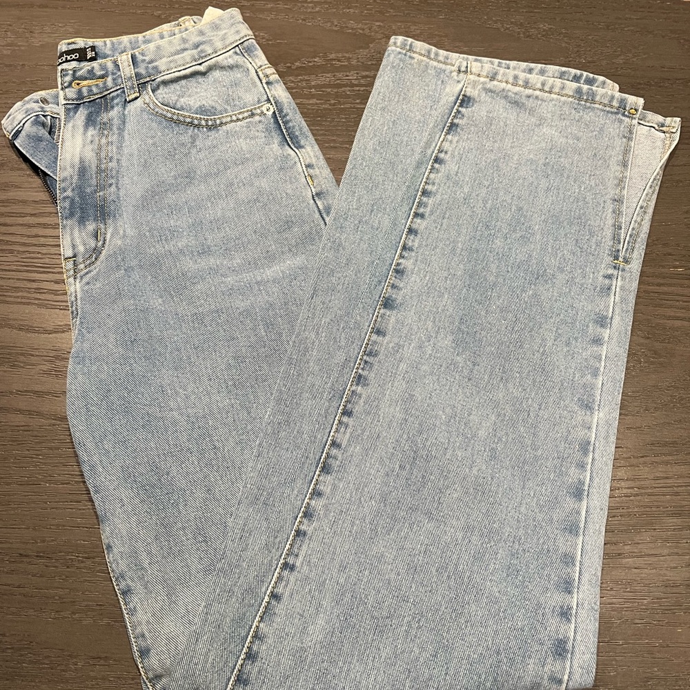 Brand new BOOHOO jeans size 4. High rise/ straight leg
